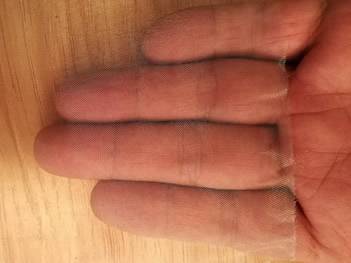 A piece of high transmittance stainless steel wire mesh on a hand, and we can clearly see the texture of the hand through the stainless steel wove mesh.