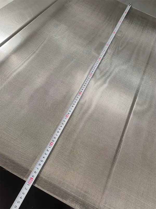 Measure the width of 304 stainless steel woven wire mesh with a tape.