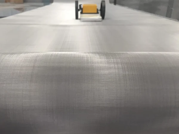 A roller meter counter is used to check the length of 304 stainless steel.