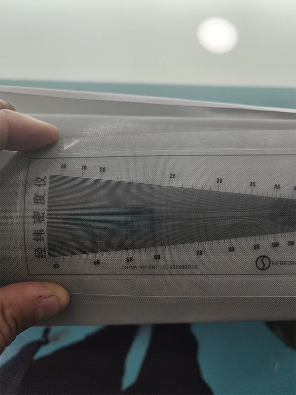 Measure the mesh count of 310S stainless steel woven mesh with a mesh gauge.
