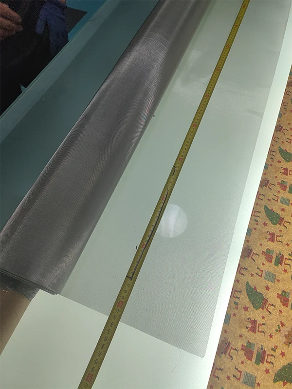Measure the width of 310S stainless steel woven wire mesh with a tape measure.