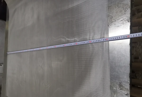 Measuring the width of 316/316L stainless steel mesh with a tape measure