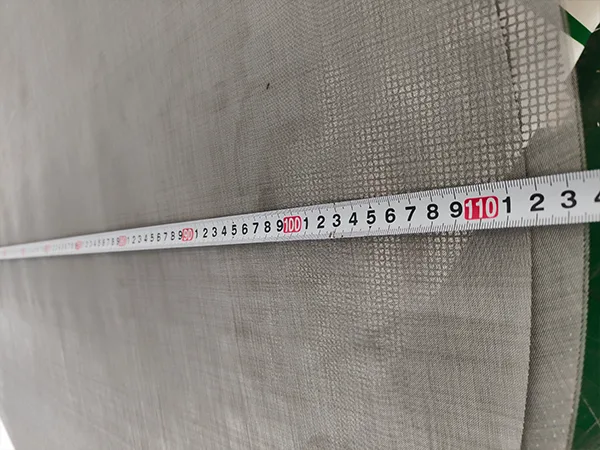 Measure the diameter of 321 stainless steel wire mesh disc with a tape measure.
