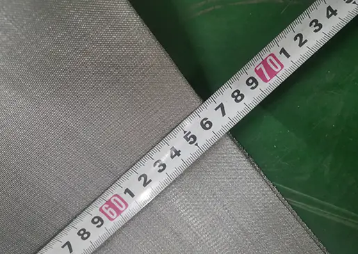 The width of the 5-heddle weave woven mesh is measured to be 66.5 cm.