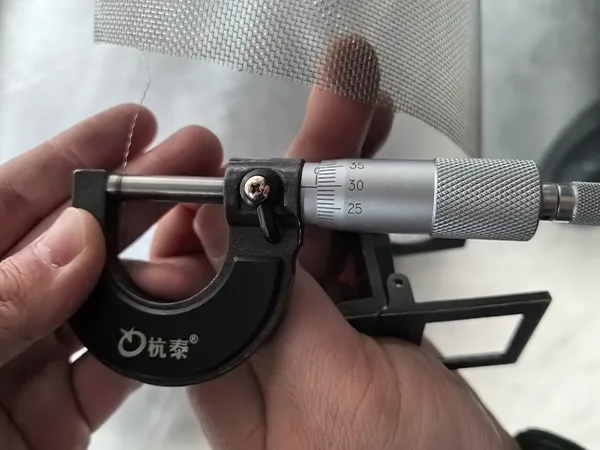 Use a micrometer to measure the wire diameter of 904L stainless steel wire mesh.