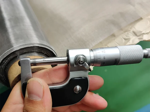 Measure the outer diameter of super duplex stainless steel woven mesh with a micrometer.