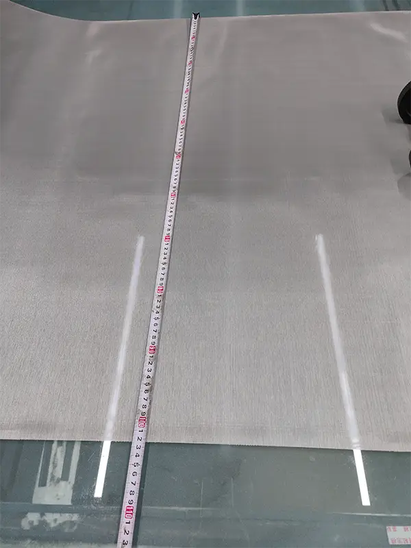 The width of the twill weave metal mesh is measured to be 120 cm.